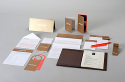 HOTEL AMANO
Corporate Design.
Vom Briefbogen über Broschüren, Beschilderung bis hin zur Barkarte wurde für das 2009 in Berlin Mitte eröffnete Hotel Amano ein Design entwickelt.
Dieses Projekt ist entstanden in Zusammenarbeit mit Marek Polewski //...