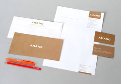 HOTEL AMANO
Corporate Design.
Vom Briefbogen über Broschüren, Beschilderung bis hin zur Barkarte wurde für das 2009 in Berlin Mitte eröffnete Hotel Amano ein Design entwickelt.
Dieses Projekt ist entstanden in Zusammenarbeit mit Marek Polewski //...