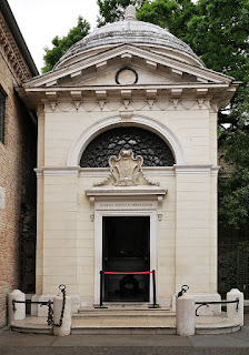 Dante's tomb in Ravenna Dante's tomb in Ravenna