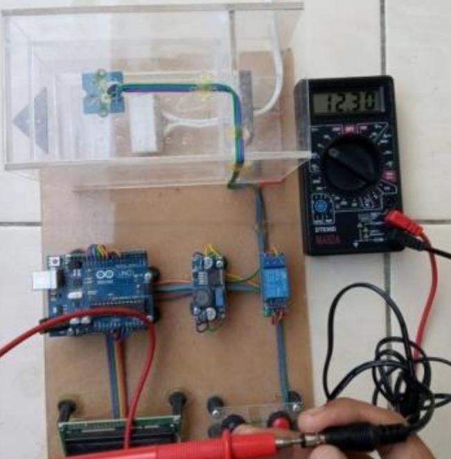 The power supply is used to supply electric current so that the electric current becomes unidirectional. The power supply output voltage in this circuit is 12.30 volts. The power supply components can be seen in Figure 3.  BIG ULS We LUWEL VUVPPLY CUHIVPULHELILDS The HCHO sensor is used to detect formaldehyde in gaseous food ingredients and the esults will be displayed on the LCD. And the result of the multi meter test is 1.67 volts when the ood ingredients are detected by formalin. And when the food does not contain formalin, it changes 0 0.15 volts as can be seen in Figure 4 a-b. 