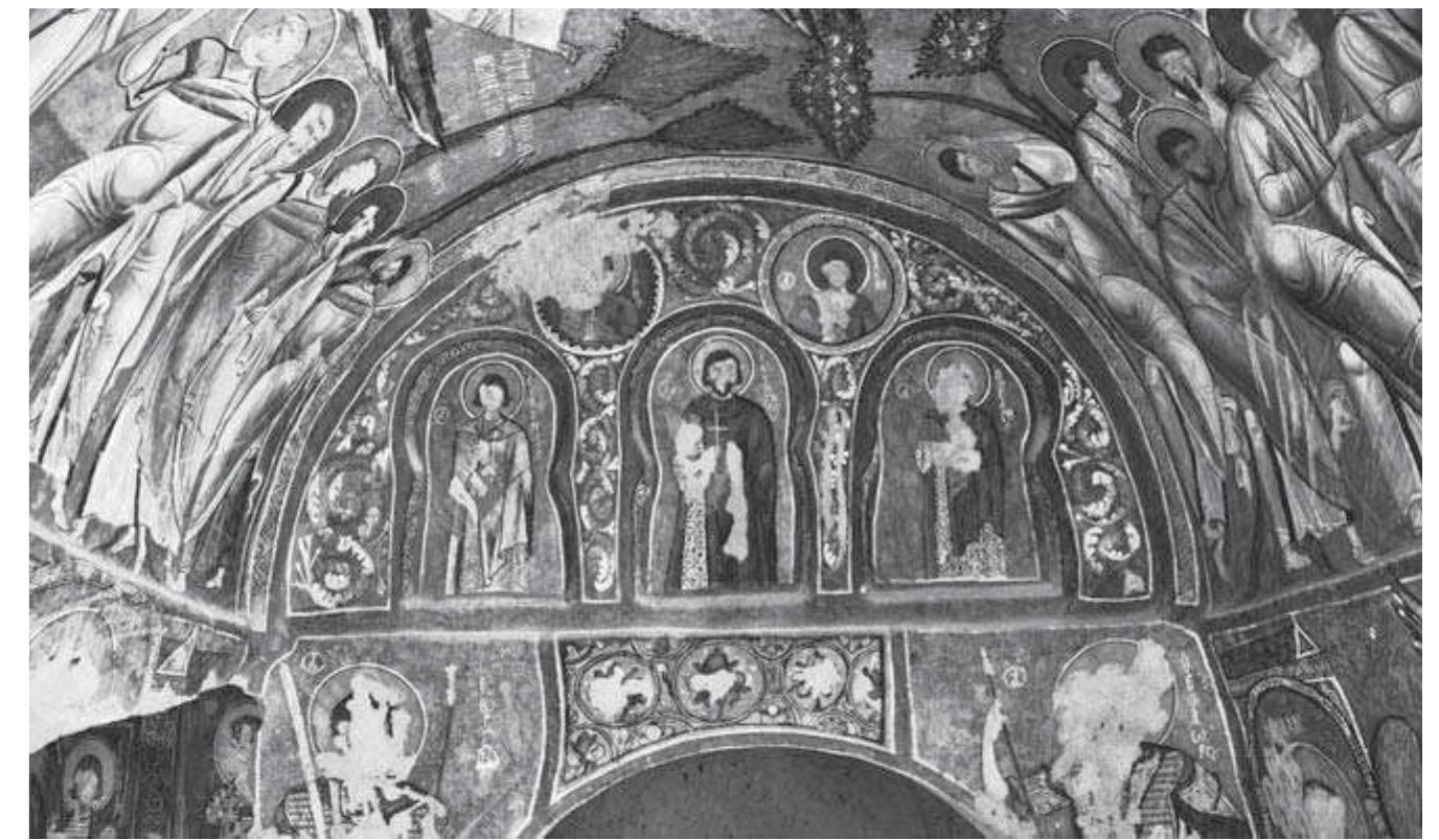 Fig. 5. Karanlik kilise (G6reme 23), narthex to the south. Photo A. KARAHAN 