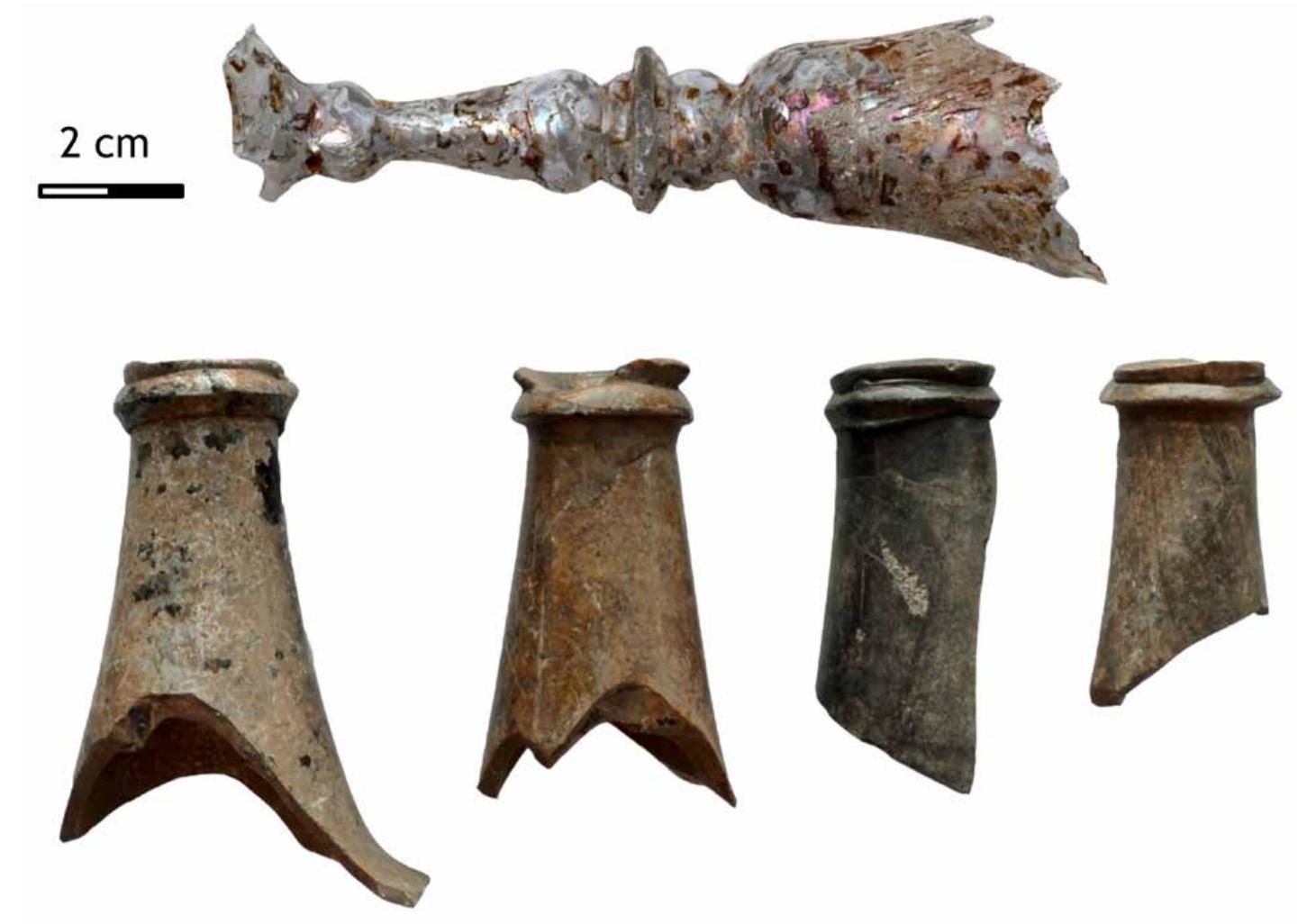 Figure 5.9 Evidence of alcohol consumption found in the Schotsenhoek plantation slave quar- ters. Top: wine glass dating to the period 1705-1715. Bottom: early eighteenth-century wine bottle fragments. Photos by the author. 