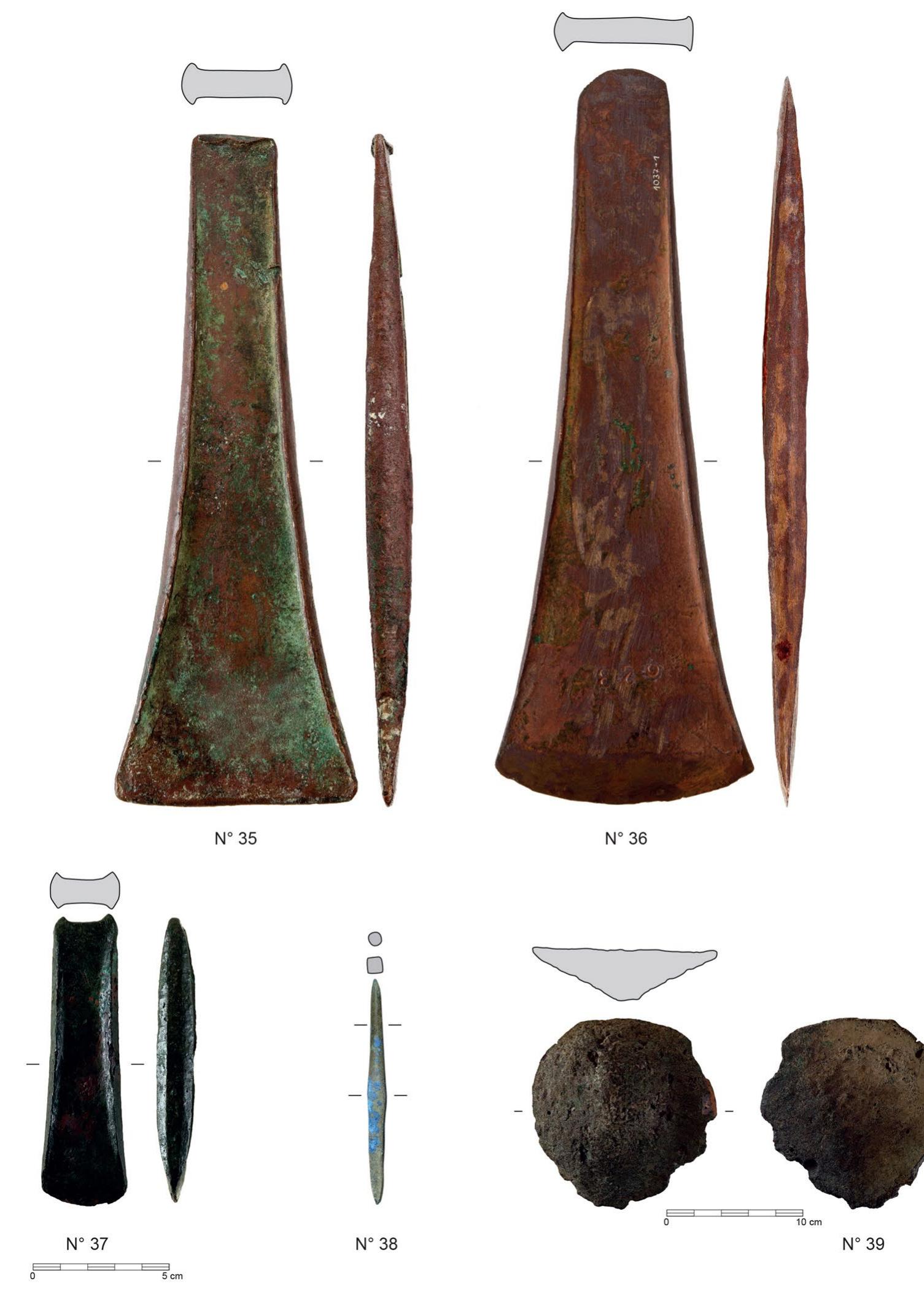 as this would require a more detailed investigation, which would include precise typological considerations.  thicker. The narrowest part of the blade is at the butt, which can be rounded or straight and does not have any notches.  As objects of the Neyruz type are usually found as single finds or in hoards without other objects that could be dated, there is no ascertained dating available. Due to this, this type has often been dated to the very early parts of the Early Bronze Age (Uenze 1938). Current research suggests that, based on the type’s association with triangular solid-hilted dagger, Neyruz-type axe blades are most likely to stem from somewhat later parts of the Early Bronze Age (stage: Bz  Various variants of the Neyruz type have been defined throughout its research history (e.g. Abels 1972); however, these will not be included in this study. The reason for this is that they would blur the rather distinct distribution pattern of the classical Neyruz-type axe blades in the Western Alps and the western Prealps (found exclusively in hoards or as single finds). It is not possible within the framework of this study to do the different variants of the Neyruz type justice  Various variants of the Neyruz type have been defined 