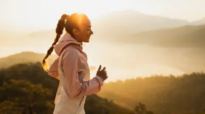 Mulher correndo no sol da manhã