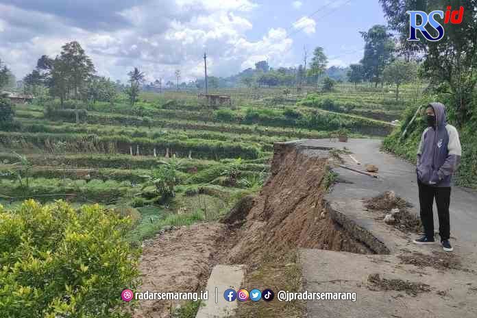 LONGSOR : Jalan penghubung Desa Sidomukti dan Desa Duren Kecamatan Bandungan yang mengalami longsor dan belum tertangani. (NURFAIK NABHAN/RADARSEMARANG.COM)
