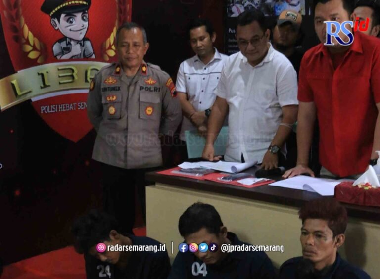 PELAKU CURANMOR: Pelaku pencurian sepeda motor Kusnadi alias Markus dan adiknya Budi Lestiono, serta Muhamad Yulianto alias Mbelek saat gelar perkara di Mapolrestabes Semarang, kemarin. (NURCHAMIM/RADARSEMARANG.COM)