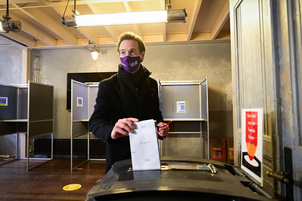 Party leader Laurens Dassen van Volt casts his vote in the parliamentary elections in Theater de Krakeling, in Amsterdam